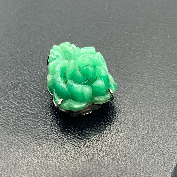 Green carved flower rose shaped stone silver tone vintage dress clip antique - Picture 3 of 16